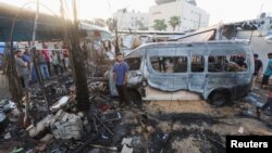 Palestinci na mjestu izraelskog napada na šatorski kamp za raseljene osobe, ispred bolnice Al Aksa u Deir el Balahu, centralno područje Pojasa Gaze, 14. oktobra 2024.