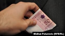 "Korupcija, naravno, nije samo davanje ili prihvatanje mita za sitne povlastice u dnevnom poslovanju."