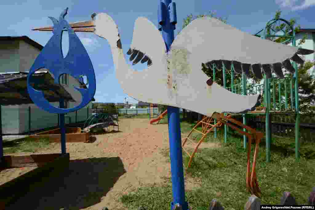 Этого железного аиста посёлку подарил когда-то перинатальный центр, рассказывают местные жители. Стальную птицу с младенцем в клюве установили у входа на детскую площадку. 