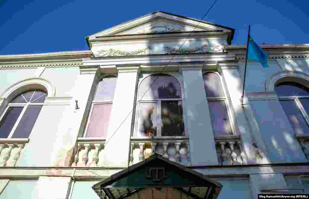 Со здания Меджлиса в Симферополе сняли флаг Украины, 30 сентября 2014 года