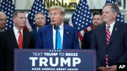 პრეზიდენტ ტრამპის წინასაარჩევნო კამპანიის ფარგლებში, სენატში გამართული შეხვედრა. სენატორი დეინსი დგას ტრამპის გვერდით [მარჯვნივ] - 2024 წლის 13 ივნისი.