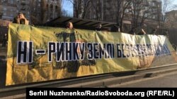 Мітингувальники, які протестують проти продажу землі біля ВР, перекрили проїжджу частину Хрещатика. Київ, 19 грудня 2019 року