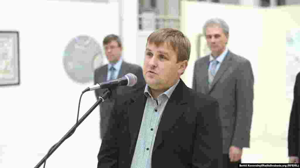 На відкриття приїхав і сам автор, литовський скульптор Вайдас Рамошка. 