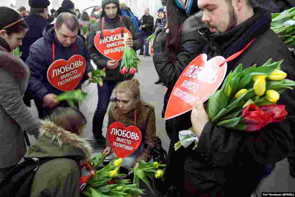 На нескольких станциях метро активисты с табличками: "Весна вместо митингов", "Тюльпан вместо Майдана", "Москва цветам поверит" и "Любовь вместо политики" встречали пассажиров и дарили им букет тюльпанов. 