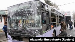 აფეთქების შედეგად დაზიანებული ტროლეიბუსი. დონეცკი, 22 იანვარი.
