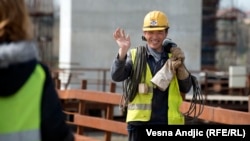 Kineski radnik na izgradnji mosta u Beogradu. 