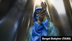 Медик у захисному костюмі, Росія, ілюстративне фото