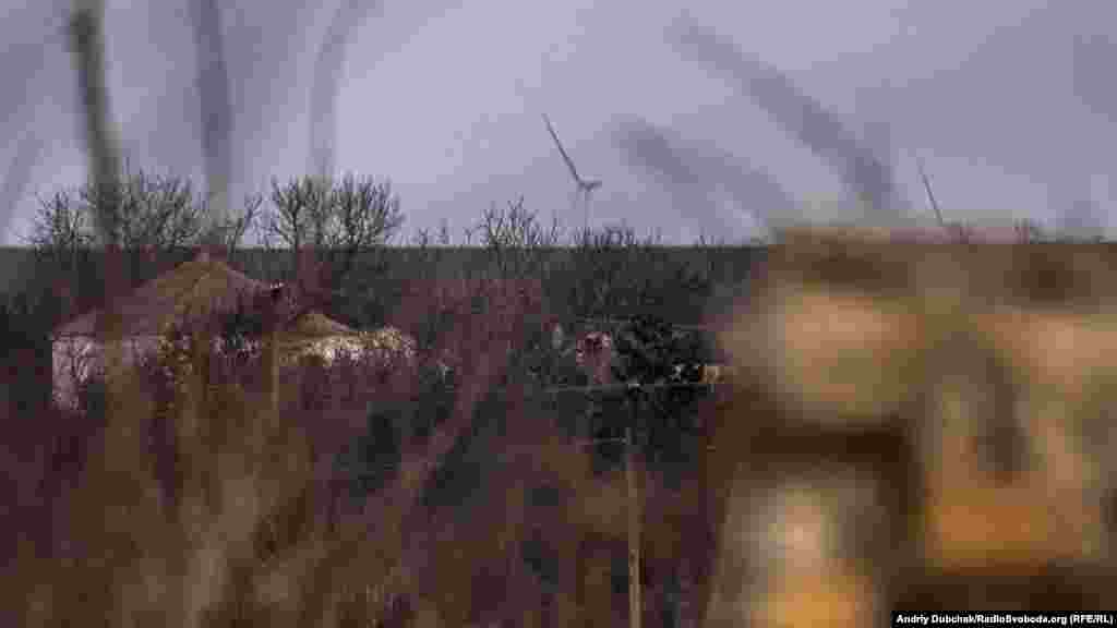 Ветряки на горизонте, это уже «глубокий тыл» так называемой «ДНР». Оттуда по селу и позициям украинских военных может бить вражеская артиллерия