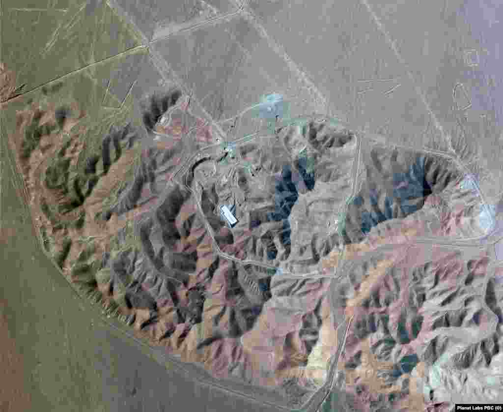 ირანის ფორდოს ურანის გამამდიდრებელი ობიექტი ნაჩვენებია 19 ივნისს, აშშ-ის დარტყმამდე და 22 ივნისს, დარტყმის შემდეგ.