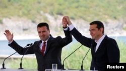Zoran Zaev i Alexis Tsipras nakon postpisivanja Prespanskog sporazuma, 17. jun 2018