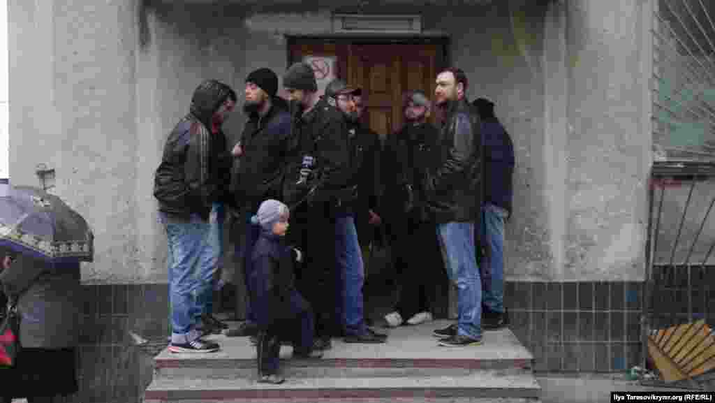 Несмотря на непогоду, поддержать обвиняемых пришло порядка пятидесяти активистов  