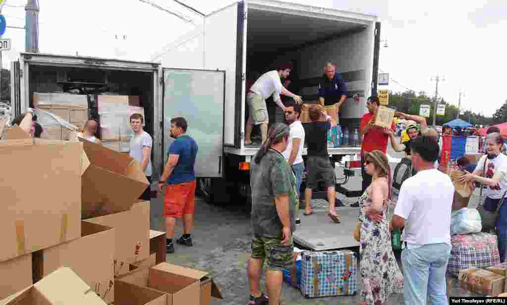 Кто-то везет помощь сумками, кто-то "газелями"