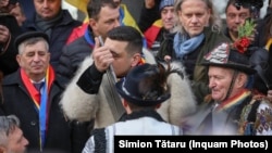 George Simion sărută o icoană la Alba Iulia, pe 1 decembrie 2023.