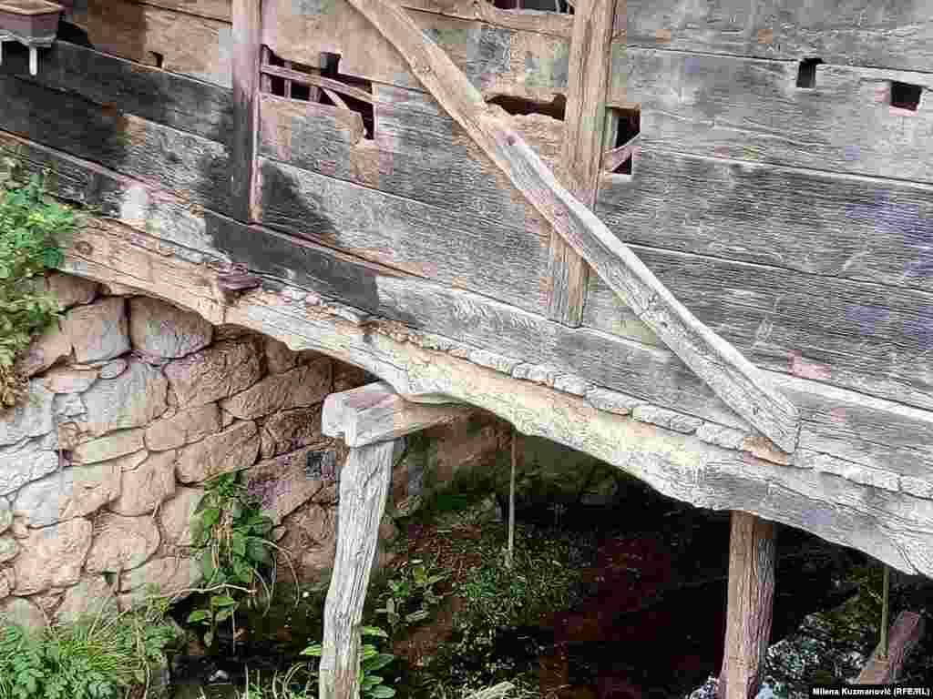 Ovo je, inače, i najpoznatija vodenica u valjevskom kraju jer ju je u svojoj pripoveci "Glava šećera" opisao čuveni pripovedač Milovan Glišić čija se rodna kuća nalazi nedaleko od reke Gradac.