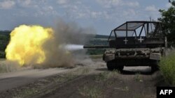 Українські військовослужбовці 59-ї бригади перевіряють прицільність свого танка Т-72 на позиціях у Донецькій області, 9 червня 2024 року