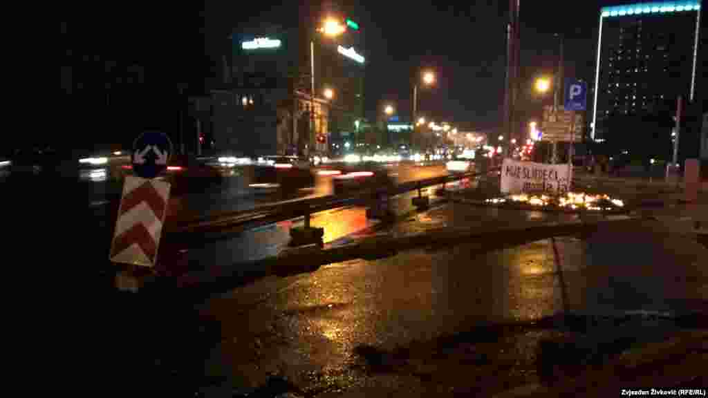 Prizor nakon protesta uz poruku sa transparenta "Ko je sljedeći, možda ja".