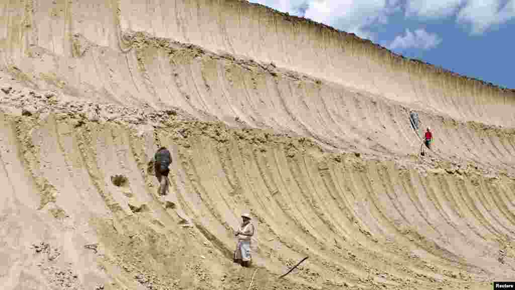 Srbija - Arheolozi rade na iskopavanju kostiju mamuta u Kostolcu, udaljenom oko 100 kilometara od Beograda, 27. juni 2012.