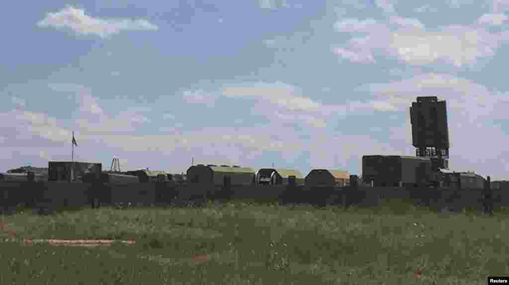 Još jedan vojni aerodrom se nalazi u Džankoju, udaljenom 40 kilometara od kopna teritorije Ukrajine. Prema zapažanju Reutersa, tu se nalazi najmanje sedam vojnih Mi-24 helikoptera i kontingent vojne opreme. Na fotografiji: vojni kamion na aerodromu u Džankoju.