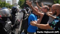 Kordon policije i građani na protestnoj blokadi u Beogradu, 30. jun 2025. 