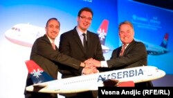 Aleksandar Vučić (u sredini) i prvi čovek Etihada Džejms Hogan (desno), Beograd, 1. august 2013.
