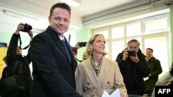 Рафал Тшасковский голосует на выборах президента Польши, Варшава, 18 мая 2025 года