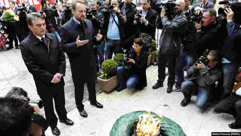 Polaganje cvijeća na Spomen obilježje ubijenoj djeci opkoljenog Sarajeva 1992.-1995., 06. april 2012. Foto: RSE / Midhat Poturović