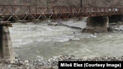 Zamućena Sutjeska i most koji povezuje selo Izgori u kojem se grade male hidrocentrale. Ispod mosta nalazila su se još dva stuba koja su se urušila zbog iskopavanja pijeska iz rijeke, potrebnog za izgradnju malih hidrocentrala. 