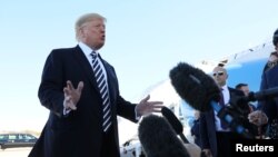 در این تصویر آرشیوی دونالد ترامپ، رئیس‌جمهوری آمریکا، در حال گفت‌وگو با خبرنگاران دیده می‌شود.