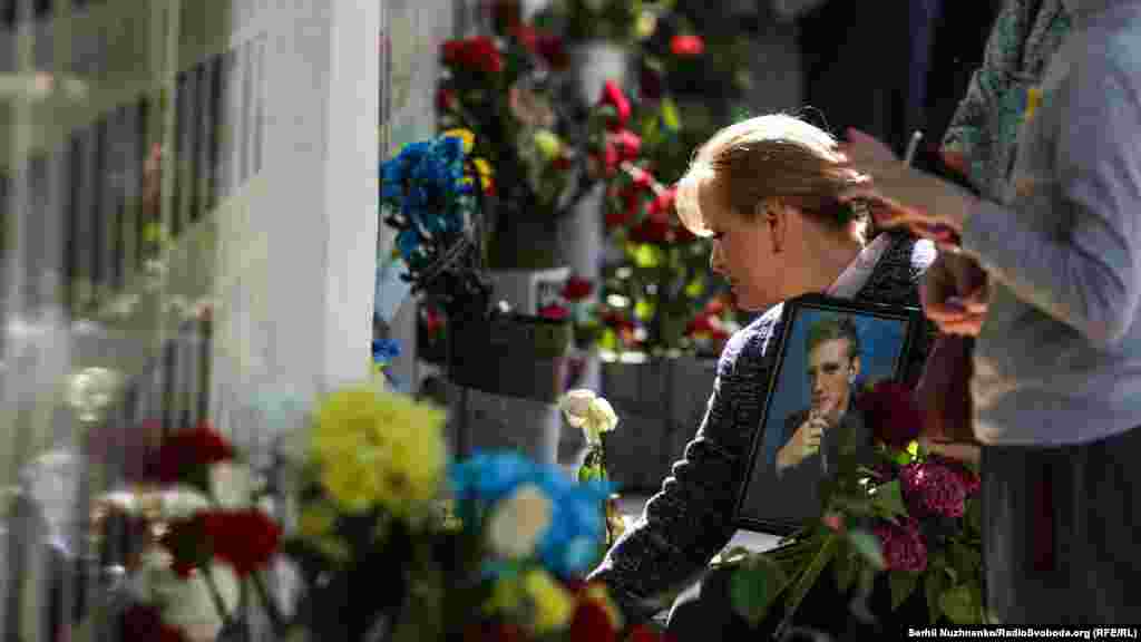 Учасниці ходи поклали квіти і поставили лампади до «Народної Стіни Пам’яті»