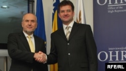 Sa primopredaje dužnosti, Valentin Inzko (l) i Miroslav Lajčak (d)