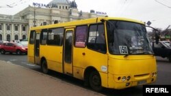 Одесити влаштували акцію-перформанс проти подорожчання проїзду в «маршрутках»