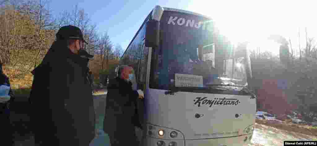 Nakon dana smrzavanja na snijegu i pod otvorenim nebom prvi autobusi za izmještanje migranata iz neuslovnog kampa "Lipa" stigli su na lice mjesta. 