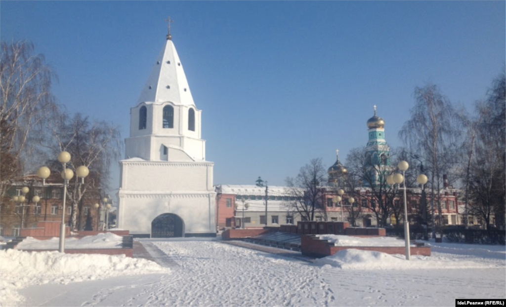 Основанная 333 года назад Сызрань – город с богатой историей, одно из ранних поселений-крепостей в регионе. "Исторический статус" города подтверждает наличие в нём Кремля. Первый семибашенный Кремль был выстроен из дерева и в целом не сохранился, но осталась Спасская башня, и сегодня привлекающая туристов.