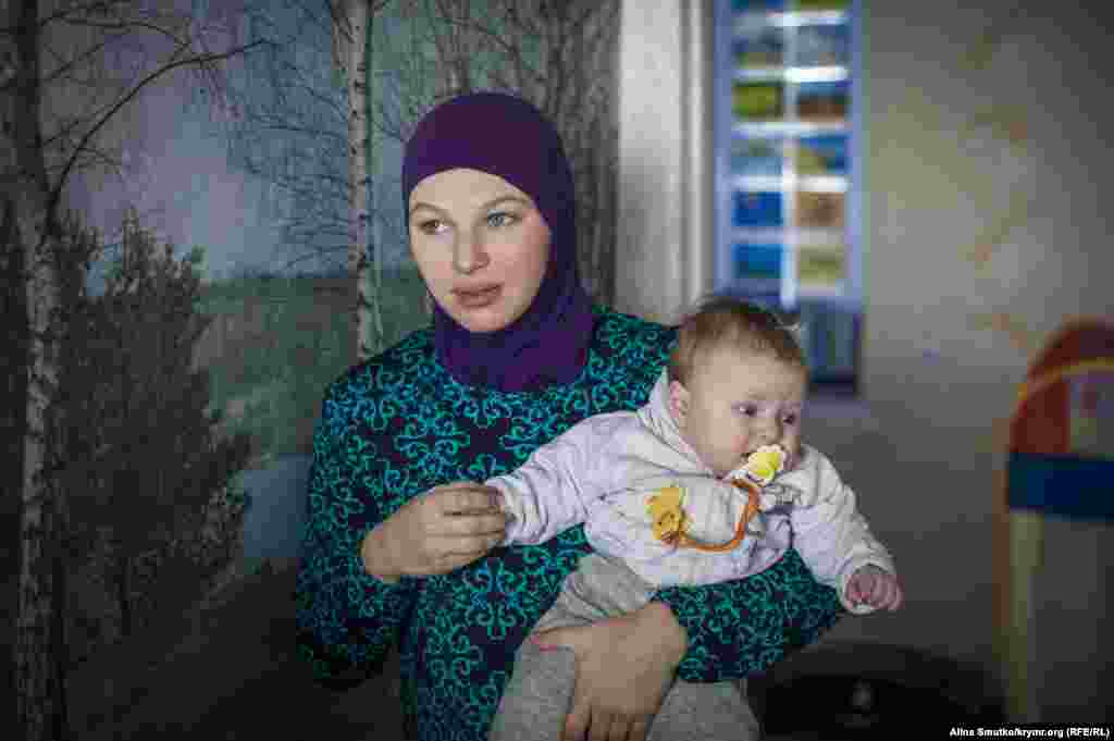 Анна и Ханифа, молодая жена и маленькая дочь Вадима Сирука, крымского мусульманина, жителя пригорода Ялты, осужденного Россией по подозрению в причастности к запрещенной в России мусульманской организации «Хизб ут-Тахрир» к 12 годам лишения свободы. По данным Крымскотатарского ресурсного центра, практически за 10 лет со времени аннексии Крыма зафиксировано более 300 политически мотивированных заключений. Более 200 политзаключенных – представители крымскотатарского народа. Фото Алины Смутко.