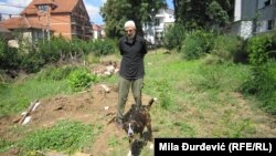 Saša Simić sa svojim ljubimcem po imenu Tozla Saša Simić, u zgradi na uglu Valjevske ulice i Nikolaja Gogolja živi 50 godina. Od prvog dana je bio uključen u dnevna i noćna dežurstva kako bi zajedno sa komšijama odbranio zelenu površinu ispred zgrade. “Ja više ne čujem kamione u Valjevskoj i u Gogoljevoj ulici. Veliki je pritisak kada za svaki kamion sumnjate da je doneo bager. Vi čujete 24 sata”, kaže.