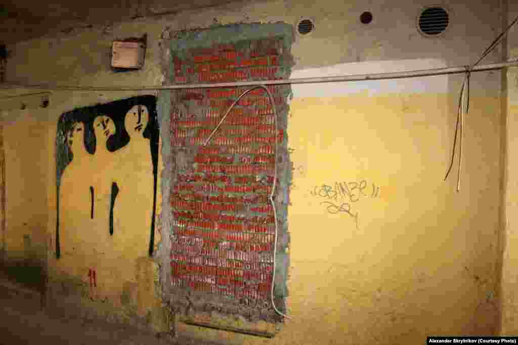 Кирпичная кладка вместо двери и граффити -- единственный креатив в доме, где должен быть театр