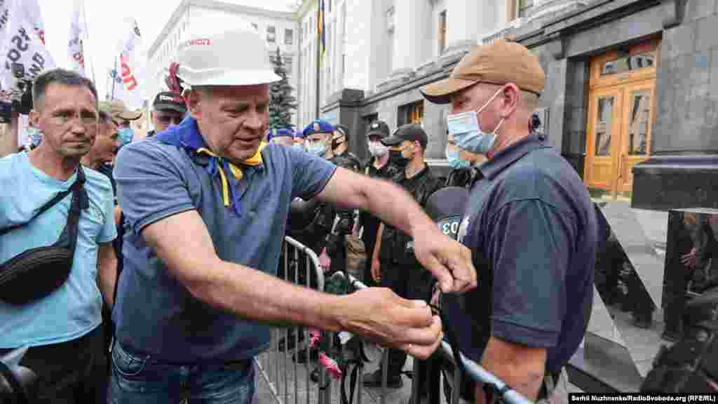 Учасники акції пов'язують чорні стрічки до огороджувального паркану Офісу президента.