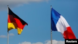 Više izvora iz zemalja članica EU navode da se želi da novi predlog nosi ime Miroslava Lajčak, odnosno "Lajčakov predlog". Lajčak je 2020. imenovan za izvestioca EU u dijalogu Kosova i Srbije (na fotografiji: zastava Nemačke i Francuske, 2017.)