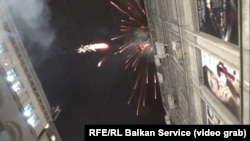 Pokušaj paljenja zastave Crne Gore na zgradi u čijem ulazu je i crnogorska Ambasada, Beograd