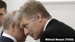 Президент России Владимир Путин и его пресс-секретарь Дмитрий Песков, архивное фото