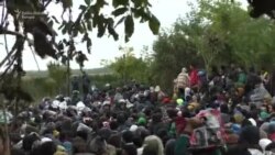 Berkasovo: Čekanje u blatu na prelaz u Hrvatsku Berkasovo: Čekanje u blatu na prelaz u Hrvatsku