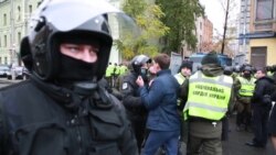 Затриманих активістів вивезли з-під Святошинського районного суду Затриманих активістів вивезли з-під Святошинського районного суду