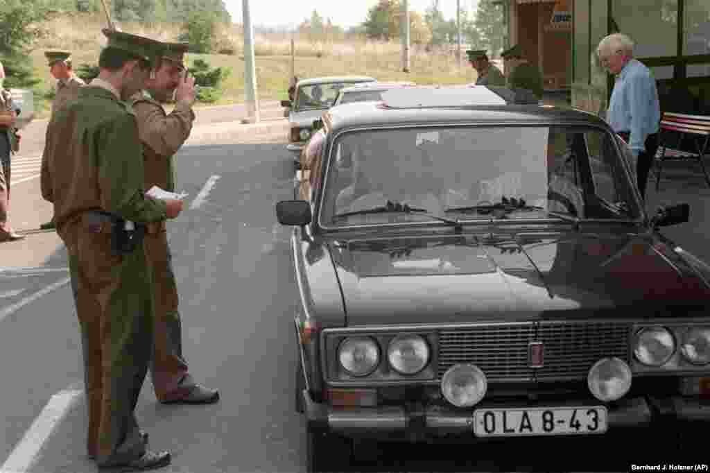 Mađarski carinik provjerava pasoše stanovnika Istočne Njemačke, 11. septembar.