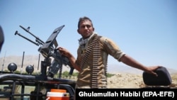 Avganistanski vojnik na kontrolnom punktu pošto su bezbednosne snage očistile oblast od talibanskih ekstremista u avganistanskoj provinciji Laghman, 8. jul 2021.