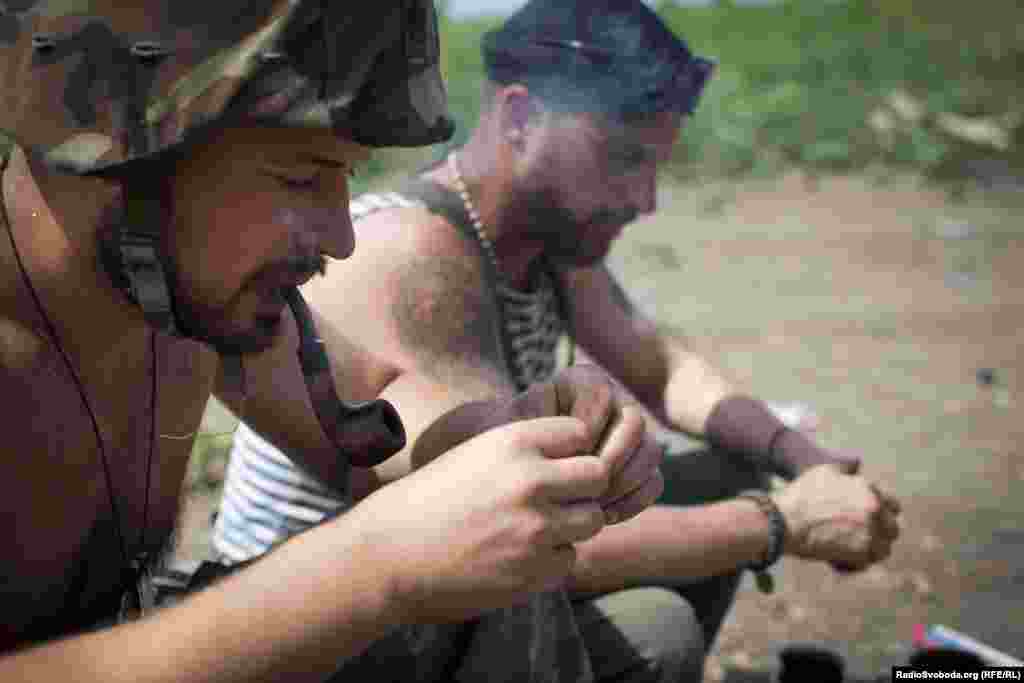 Бойцы батальона "Донбасс" в момент затишья между боями