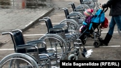 შშმ პირთა უფლებების დასაცავად მოწყობილი აქცია თბილისში. 2014 წელი (რადიო თავისუფლების არქივი)