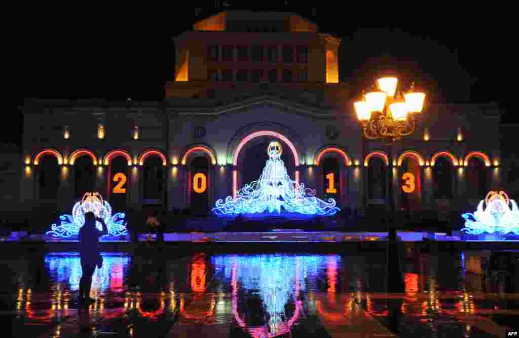 Jermenija - ukrašen glavni gradski trg u Jerevanu