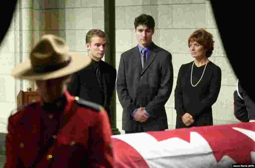 Нинішній прем'єр-міністр Канади Джастін Трюдо (в центрі) біля труни свого батька П'єра, колишнього прем'єр-міністра, 2000 рік