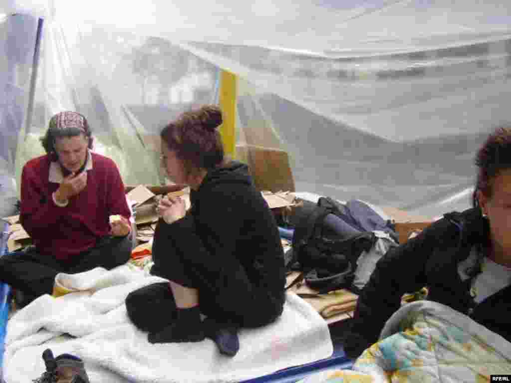 Aktivisti pod najlonskom ceradom 24 sata dnevno - FOTO: Enis Zebić