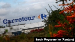 Carrefour are în România peste 450 de magazine, de la hipermarketuri la magazine de proximitate. La nivel global, compania este prezentă în peste 40 de ţări.